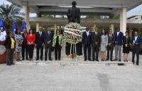 UASD deposita ofrenda floral para conmemorar el Día del Profesional de la Administración