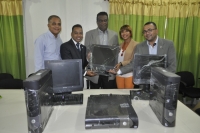 Bienestar Estudiantil UASD recibe computadoras donadas por Cooprouni
