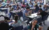 Autoridades UASD y estudiantes comparten almuerzo navideño