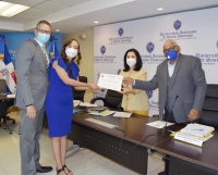 Consejo Directivo FCS-UASD reconoce egresada de Odontología graduada con honores
