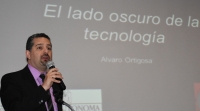 Especialista español dicta conferencia en UASD sobre el lado oscuro de la tecnología