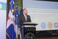 Delegado del BID analiza en UASD retos de economía dominicana