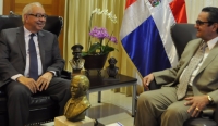 Rector recibe visita embajador dominicano en Perú