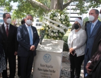 UASD recuerda al ex rector Mateo Aquino Febrillet con una ofrenda floral