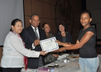 UASD y Ministerio de la Mujer entregan certificados a participantes en la jornada contra la violencia de género e intrafamiliar