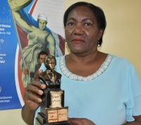 Asociación de Pedagogos de Cuba reconoce a docente de la UASD