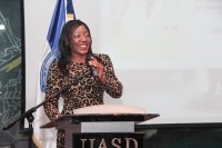 Doctora egresada UASD dicta conferencia en la academia sobre su libro “Le Gané a la Pobreza”