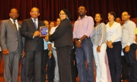 Autoridades UASD reciben reconocimiento estudiantes Centro de La Romana